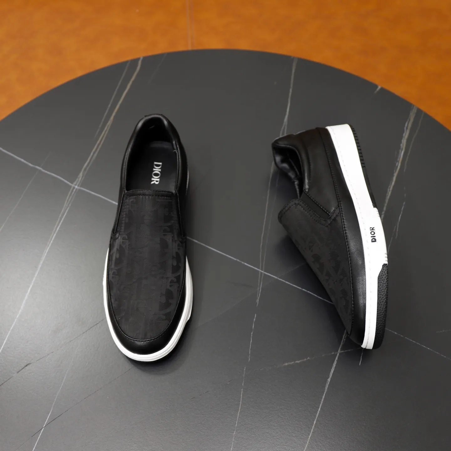 Ex-factory price: 420💰🙅‍♂️🙅‍♂️🙅‍♂️ Brand: Dior DIOR Standard code: 38-44 (45 customized) Grade: Same as the official website Material: Original material splicing Comfortable and breathable lining Lightweight and wear-resistant sports outsole Style category: Men's fashionable casual shoes Running sneakers Distinguished luxury brand elements Top luxury Color: actual picture color